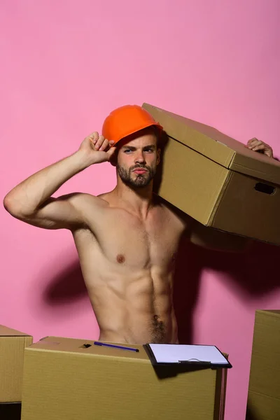 Tipo con el torso desnudo sostiene la caja en el hombro, espacio de copia. — Foto de Stock