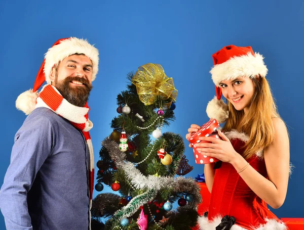 Uomo con barba e donna con facce felici su blu — Foto Stock