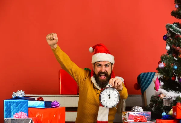 Homme à la barbe et au visage joyeux fête Noël. — Photo