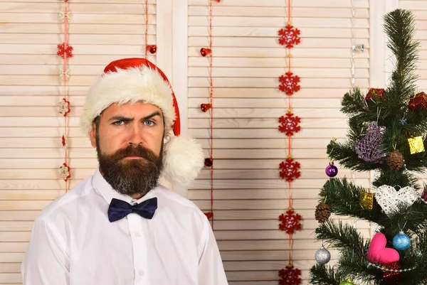 Konzept für Feiern und Neujahrsstimmung. Mann mit Bart — Stockfoto