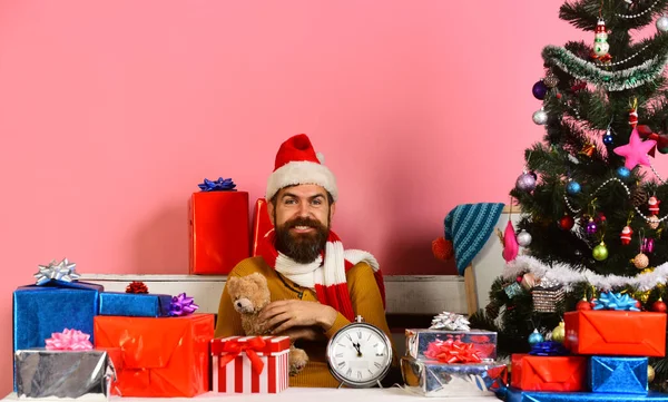 Père Noël tient ours en peluche dans l'entourage de vacances. Veille de Noël — Photo