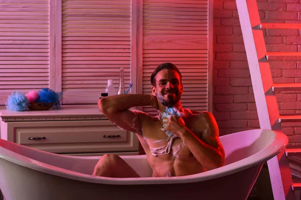 Sex und Entspannungskonzept: Mann sitzt nackt im Badezimmer — Stockfoto