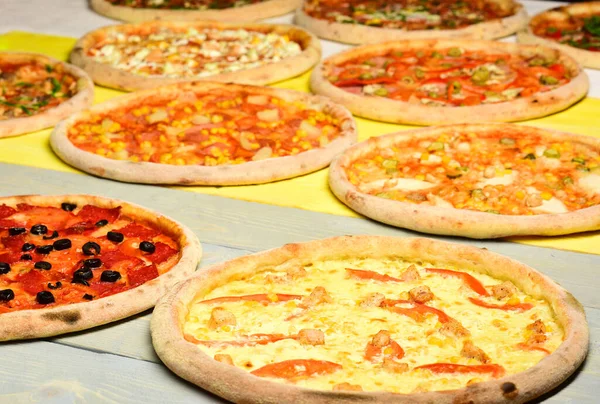 Círculos de pizza con carne, champiñones, tomates y queso —  Fotos de Stock