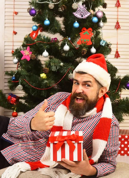 Feier und Geschenkkonzept. Mann mit Bart hält Geschenkbox — Stockfoto