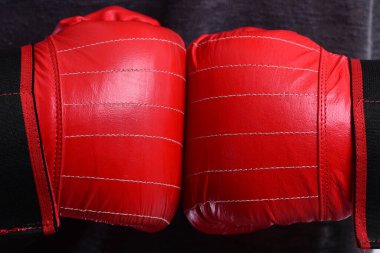 Boksör el ele tutuşur. Sporcuların elleri deri eldivenli