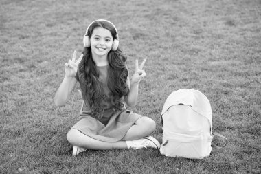 Kolay dinleme ve çalışma. Mutlu kız müzik dinlemekten hoşlanır. Küçük bir çocuk dinleme becerisi geliştirir. Dinleme kursu. Mesafe öğrenme. Okul ve eğitim. Modern hayat. Huzurlu dalgalarda