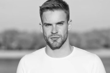 Güneşli günlere hazırlanıyorum. Dışarıdaki yakışıklı adam. Yaz cilt bakımı rutini. Tıraşsız yüz derisi. Cilt bakım ürünleri. Cilt bakım alışkanlığı. Erkek derisi. Genç cilt için cilt çizgisi