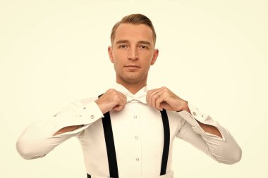 Şık ve resmi. Yakışıklı adam papyonu düzeltti. Resmi kıyafetler için moda aksesuarları. Resmi damat tarzı. Düğün için giyiniyorum. Balo dansçısı. Sofistike bir iş adamı. Resmi bir etkinlik. Kıyafet kuralı.