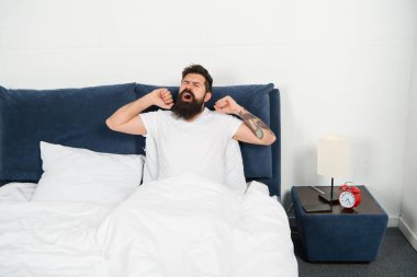 Hafta sonu istirahati. Adam yatakta geriniyor. Kaygısız adam sabah keyfine bakıyor. Uyan! Uyan! Kaygısız sabahların tadını çıkarıyorum. Tembel adam yatakta uyandığı için mutlu. İyi dinlenmeler. Şarj oldu ve enerji dolu. İyi uykular.