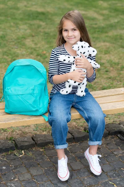 Spela, lär och växa. Glad unge leker med leksakshund utomhus. Utveckling av barn. Förskoleutbildning. Lekskola och dagis. Dagis och barnkammare. Kreativitet och fantasi. Lär dig att spela — Stockfoto