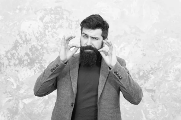 Faire pousser les poils du visage. Apparence de hipster. Barbe élégante et moustache. Mode barbe et concept de coiffeur. Manteau homme barbu hipster à la mode. Les pointes de barbier maintiennent la barbe. Moustache besoin d'un style approprié — Photo