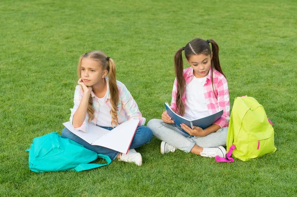 Alunos da escola meninas fazendo lição de casa juntos no ar fresco, conceito triste e cansado — Fotografia de Stock