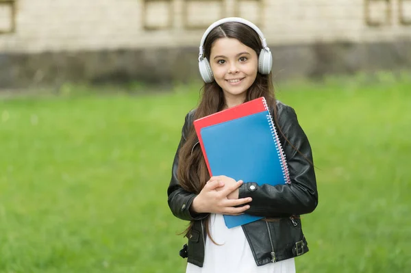 Mädchen hören Hörbücher auf dem Weg zur Schule, Konzept des Sprachunterrichts — Stockfoto