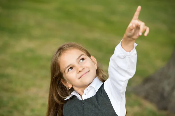 Schauen Sie da rüber. Kleines Kind zeigt mit dem Finger nach draußen. Kleine Mädchen tragen Schuluniform. Zurück zur Schule. Bildung für Kinder. Hort und Tagespflege. Kinderbetreuung. Kinderbetreuung. Wenig geht weit — Stockfoto