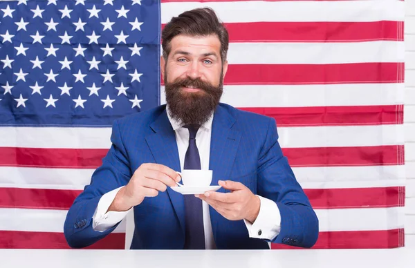 Podnikatel formální oblek pohledný muž pití kávy, americano nápoj koncept — Stock fotografie