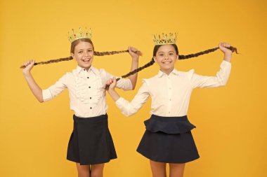 Egoist konsept. Balo kraliçesi. Çocukluk gururu Eğitim başarısı. Okula dönüyorum. Bencil küçük kızlar geleceği hayal eder. Üniformalı ve taçlı mutlu kızlar. Büyük patron. Çalışmak için motivasyon. çocuk modası