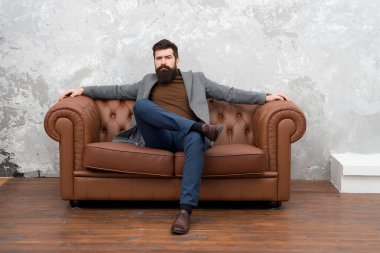 Lüks deri koltukta dinlenen adam, klasik tarz konsept.