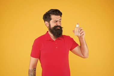 Zarif kokuyor. Gerçek erkekler için mükemmel bir koku. Vahşi hippiler kokuyu seçer. Olgun bir adam deodorant önerdi. Moda kolonya şişesi. Hijyen ve sağlık. Tazeleniyor. Sakallı adam parfüm şişesi tutuyor.