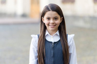1 Eylül geldi. Mutlu çocuk 1 Eylül 'de okula dönüyor. Okulun ilk günü. İlkokul eğitimi. Başla. 1 Eylül. Bilgi toplama günü. Yeni öğretim yılının başlangıcı