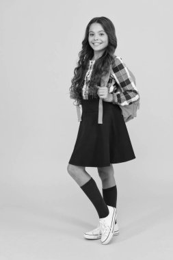 Merhaba okul. Mutlu kız okula geri döndü. Küçük çocuk üniformasını sarı arka planda giyiyor. Okulun temel ihtiyaçları. Okul ve eğitim. Bilgi toplama günü. 1 Eylül. Başla. Hep öğreniyorum.