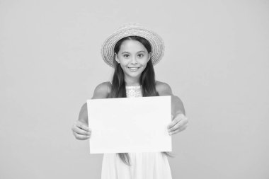 Uluslararası Yaz Kampı. Hizmet veya mal tanıtımı. Genç kız yaz modası. Hasır şapkalı küçük güzellik. Çocuklar için yaz kampı. Seyahat konsepti. Yaz tatili kıyafeti. Reklam kopyalama alanı