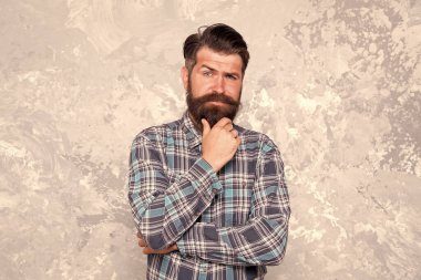 Mükemmel sakalı. Vahşi, sakallı, iğrenç bir geçmişi var. Sakallı ve bıyıklı ciddi bir adam. Berber dükkanından sonra kendine güvenen erkek hippi. Kareli gömlekli profesyonel kuaför.