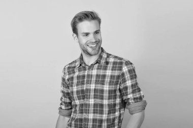 Güzellik servisi. Tıraşsız adam. Moda modası. Berber salonu. Sıradan gömlekli adam. Yüzü kıllı yakışıklı bir adam. Güzellik standardı. Sarı arka planda manken. Moda konsepti