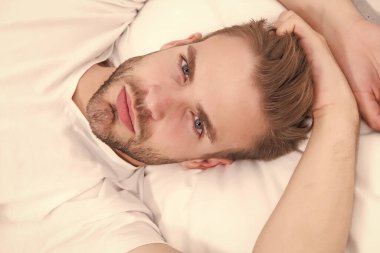 Yatmadan önce meditasyon gibi sakinleştirici aktiviteler üzerinde çalış. Sağlıklı uyku konsepti. Sağlıklı uyku alışkanlıklarını destekleyen ipuçları. Yatakta dinlenen yakışıklı adam. Düzenli olarak geceleri uyuyun.