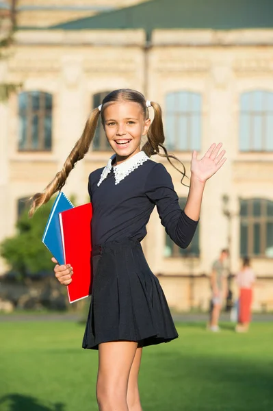 Perfektní dívka škola student uniforma držet knihy, jazykové kurzy koncept — Stock fotografie