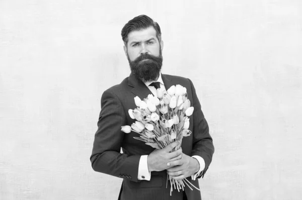 Un rencard romantique. Laissez-moi vous inviter. Homme barbu avec bouquet de tulipes. Un rendez-vous amoureux. Journée des femmes. Le 8 mars. Cadeau de printemps. Homme barbu avec des fleurs. Célébrez le printemps. Messieurs avec des tulipes. Le printemps arrive — Photo