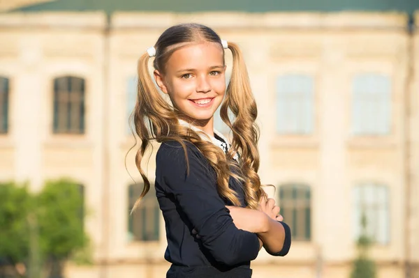 Маленька дівчинка з чудовою довгою здоровою кучерявою блискучою зачіскою, концепція перукарського салону — стокове фото