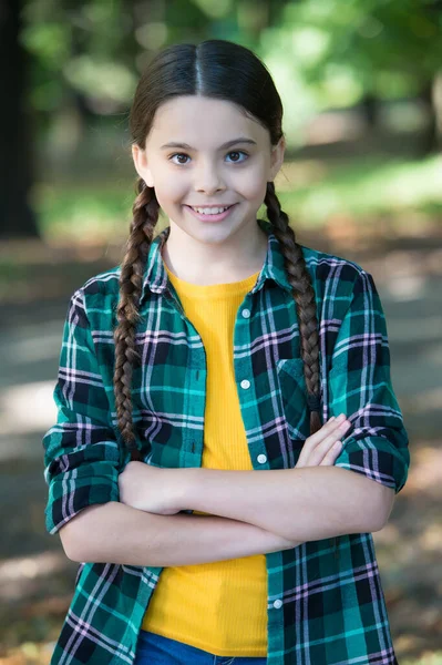 Fille scout tresses mignonnes porter des vêtements à carreaux arrière-plan de la nature, concept scouts — Photo