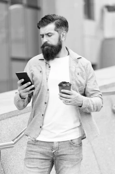 Internet surfa sociala nätverk med smartphone. Mobilen är alltid med mig. Man använder smartphone. Väntar på meddelande. Det moderna livet. Mannen med smartphone dricker kaffe. Energi. Dags för kaffe — Stockfoto