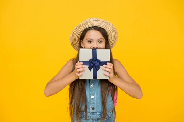 Diseña tu propia caja. Niña sostiene caja de regalo fondo amarillo. Celebración festiva. Cumpleaños aniversario. Caja o paquete envuelto. Tienda de regalos. Compras. Entrega actual. Lazo cinta alrededor de la caja — Foto de Stock