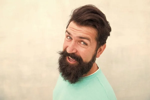 Percepções de beleza masculina. Um tipo bonito de perto. Conceito de masculinidade. Homem barbudo hipster elegante barba fundo cinza. Barba elegante e cuidado bigode. Cara feliz. Barba moda e barbeiro — Fotografia de Stock