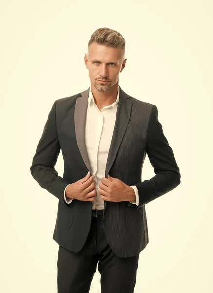 Confiado y con clase todos los días. Elegante hombre de negocios aislado en blanco. Empresario con esmoquin. Un hombre de negocios guapo en ropa formal. Empresario profesional. Hombre en estilo de negocio — Foto de Stock