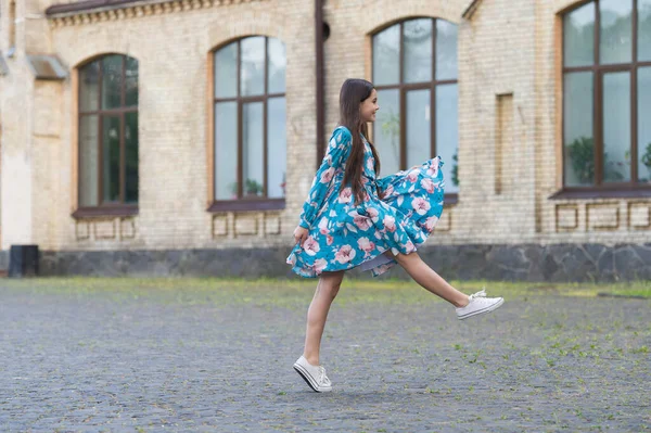 Mädchen Sommerkleid flattert in Bewegung städtischen Hintergrund, Frische-Konzept — Stockfoto