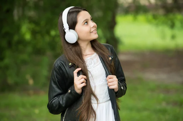 Hipster girl listening music modern headphones nature background, mood and emotions concept — Stock Photo, Image