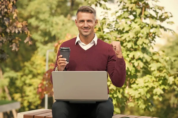 Occupazione moderna. Un uomo di successo che lavora nel bar. Buone vibrazioni. Concetto di vita moderna. Uomo d'affari fuori ufficio. Freelance e lavoro a distanza. Spazio per cospirare. Uomo bere caffè lavoro online laptop moderno — Foto Stock