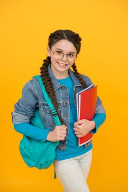 Öğrenci, zeki, tatlı kız yetenekli çocuklar için kurslara gidiyor, okul programı konsepti.