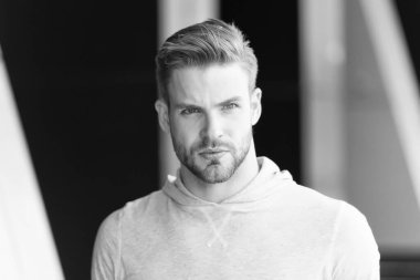 Havalı adam. Dışarıdaki adam. Sıradan tarzda yakışıklı bir adam. Seksi bir adamın moda görünüşü. Sakallı, tıraşsız bir adam. Berber dükkanı. Moda ve tarz. Kendin ol.