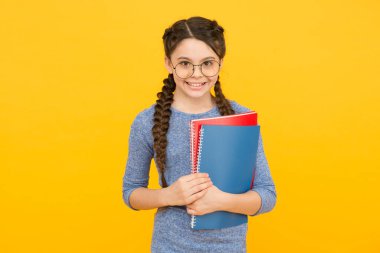 İçinde yaratıcılık uyandırmak için kitap oku. Mutlu çocuk kitapları tutuyor. Küçük sarı arka plan kitap kurdu. İlkokul kitapları. Edebiyat ve dil. Eğitim ve bilgi. Bu kitapları okuyabilirim.
