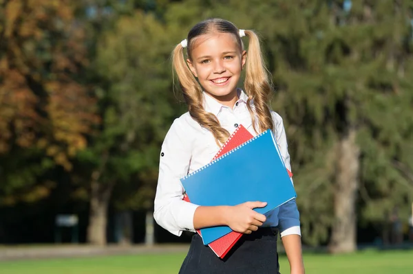 Uitstekende student meisje studeren met schoolboek buiten, gratis cursussen concept — Stockfoto