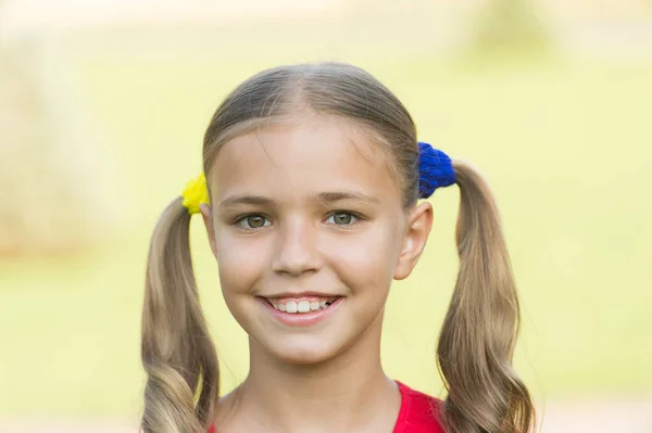 Vrolijk klein meisje schattig paardenstaarten kapsel buiten, positiviteit concept — Stockfoto