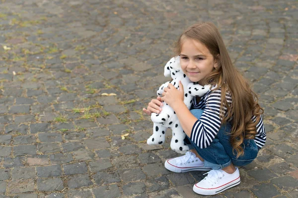 Ты мой друг. Маленькая девочка играет с игрушечной собакой на открытом воздухе. Маленький ребенок наслаждается дружбой. Детская дружба. Развитие навыков общения. Международный день дружбы. Любовь и доверие, копирование пространства — стоковое фото