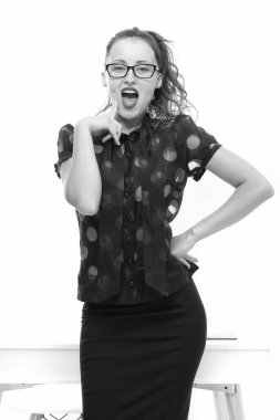 Şaşırdım bayan patron. Sınıftaki seksi öğrenci. Okula dönüyorum. Bayan öğretmen gözlük takıyor. Ofis için şık bir moda. İş yerindeki CEO kadın. Güzellik ve moda. İş kadını ya da sekreteri