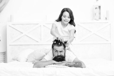 Küçük kızı olan yakışıklı bir baba. Mutlu baba ve kız. Küçük kız babasını seviyor. Babalar günün kutlu olsun. Aile. Evde kızıyla babalar günü. Babasının saçını yapan kız.