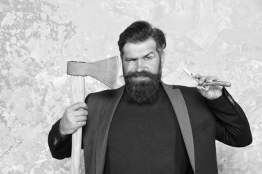 Acımasız metotlar. Eski bir silah. Klasik berber dükkanı. Gerçek bıçak. Berber dükkanı saç stili. Acımasız berber. Cesur berber konsepti. Baltalı bir hippi. Keskin balta ve düz jilet. Erkeklik ve vahşet