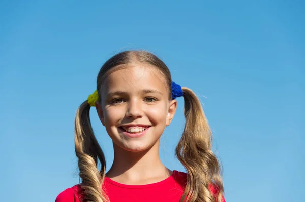 Vrolijk klein meisje schattig paardenstaarten kapsel buiten, echt geluk concept — Stockfoto