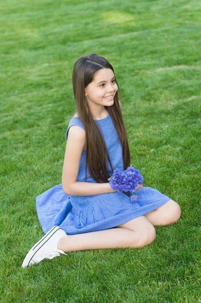 Vestido azul niña relajar campo verde con flores de maíz frescas, concepto de vacaciones de verano — Foto de Stock